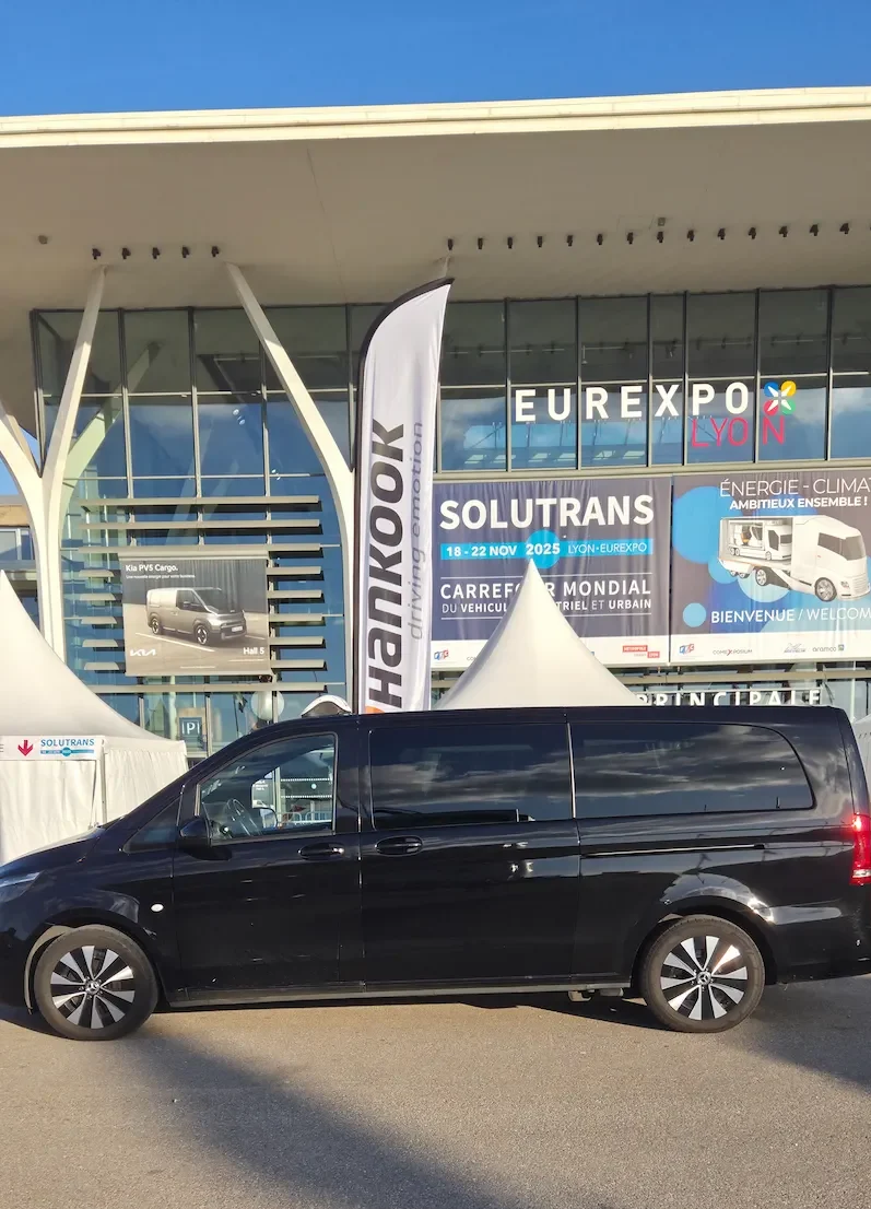 Taxi Van Mercedes devant entrée principale Eurexpo Lyon