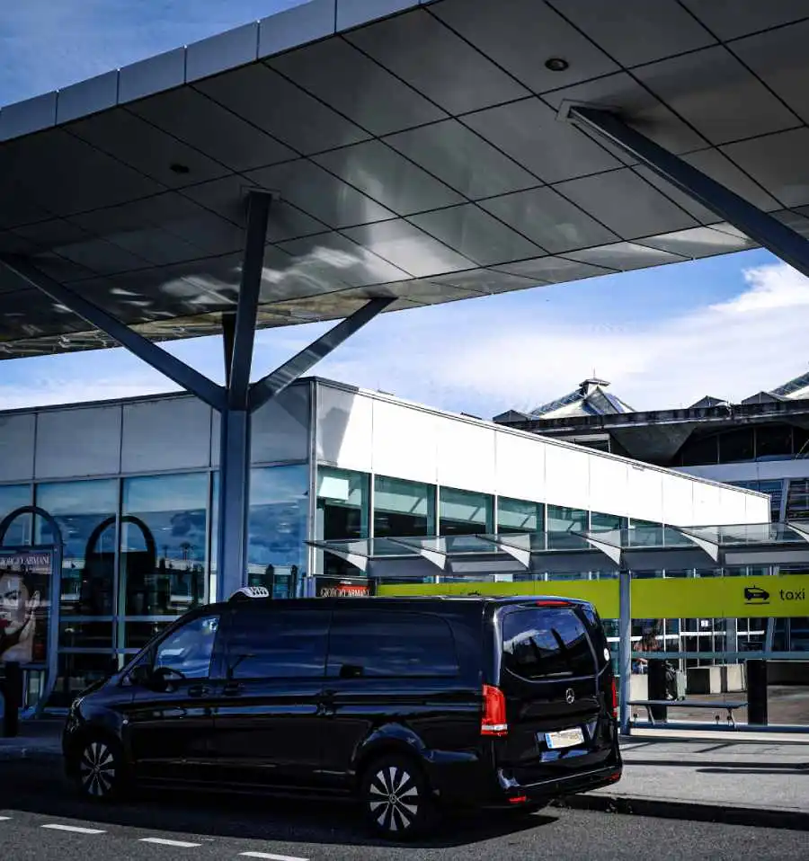 Taxi Lyon Aéroport Van Mercedes Classe V stationné devant le terminal 2 de l'Aéroport Lyon
